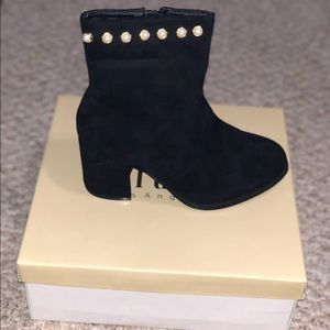 Black booties with Pearls